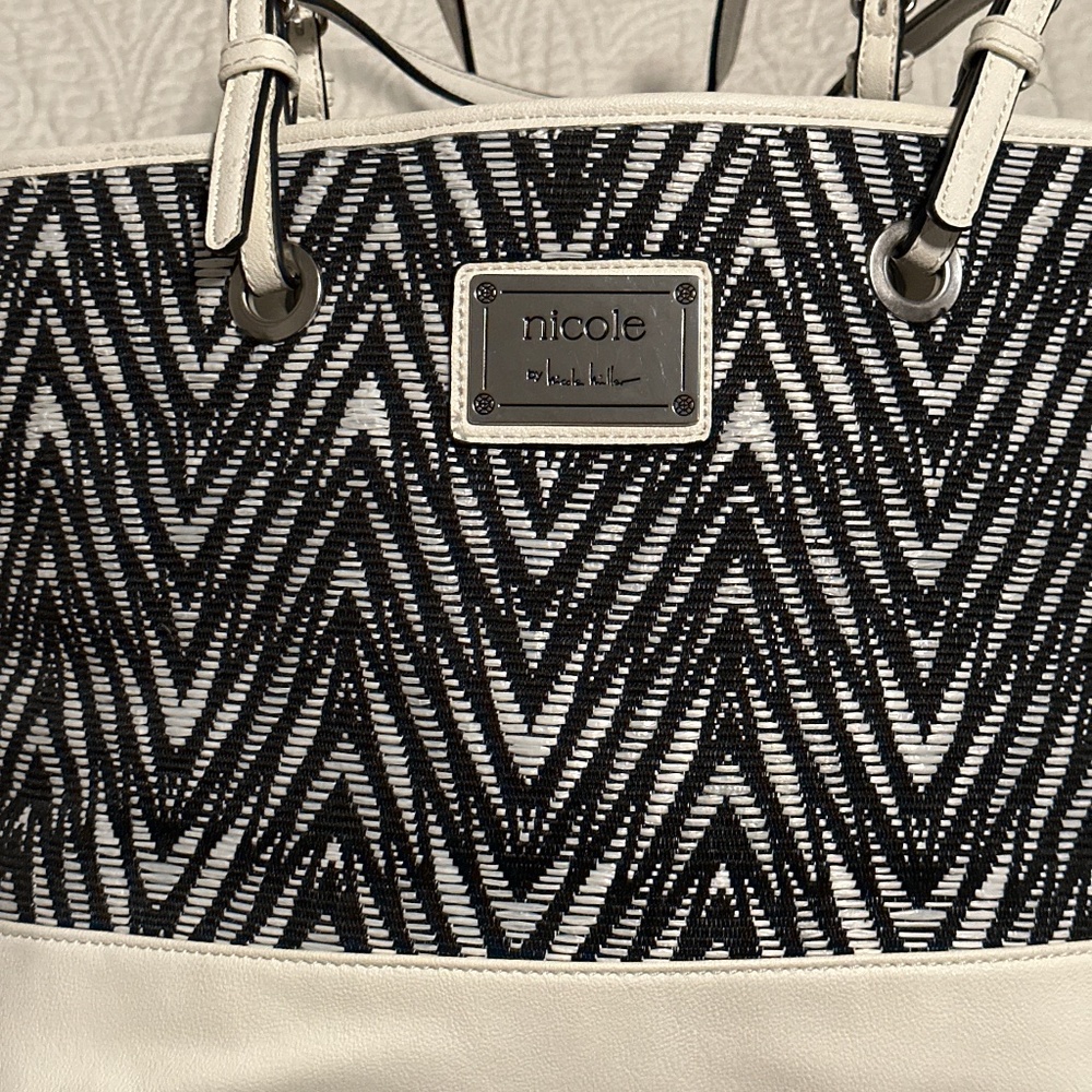 SOLD !!!Nicole Miller oversized Handbag Abstract black/white design
